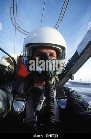 Un pilota dell'Aeronautica in un A-10A Thunderbolt II aeromobili da 353 Tactical Fighter Squadron è sulla linea di volo pronto per il decollo durante l orlo Frost '81. Foto Stock