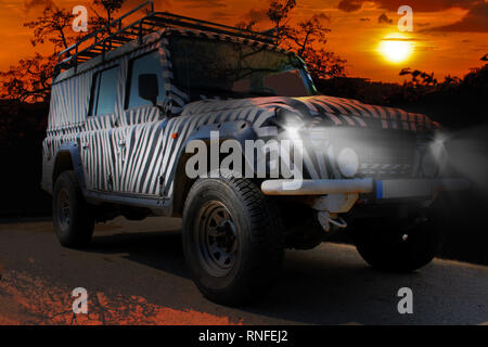 Jeep Safari con un motivo zebra aziona attraverso un caldo secco savana della natura dell'Africa Foto Stock