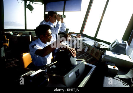 I controllori del traffico aereo della Air Force di comando per le comunicazioni (AFCC) nella torre di controllo osservare in entrata e in uscita di aeromobili. Foto Stock