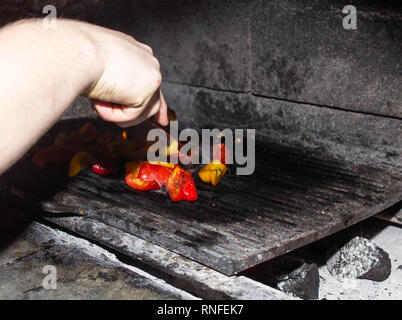 La tostatura verdure sottaceto nel forno a legna per barbecue, peperoni rossi e gialli in forno, vegetariana, grill, sfondo Foto Stock