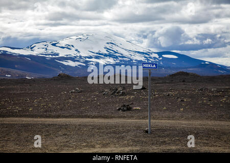 Hekla cartello stradale con il vulcano in background. Hekla (Hecla) è uno dei più Icelands vulcani attivi e una popolare attrazione turistica a sud-ovest della IC Foto Stock