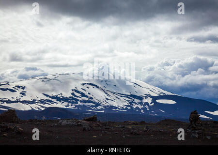 Drammatica cielo sopra Snow capped Hekla (Hecla) stratovulcano, uno di Icelands la maggior parte dei vulcani attivi e popolare attrazione turistica nel sudovest Icelan Foto Stock