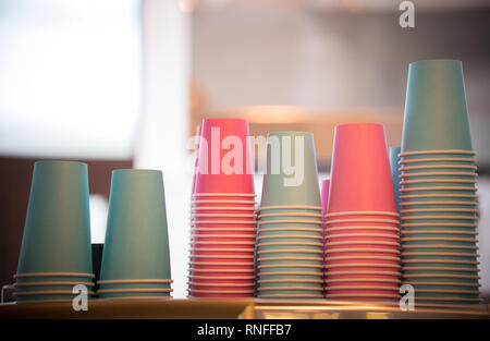 Sacco di carta potabile tazze da caffè in pile Foto Stock