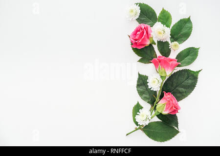 Vista dall'alto di fiori composizione isolata su bianco Foto Stock