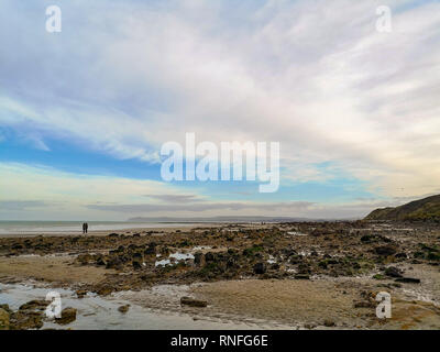 La baia di Wissant tra Cap Gris-nez e Cap Blanc)nez durante la bassa marea. Pas-de-Calais, nel nord della Francia. Foto Stock