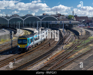 Classe 185 alla stazione di Hull Foto Stock