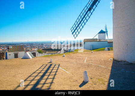 Mulini a vento e vista del villaggio. Campo de Criptana, Ciudad Real Provincia, Castilla La Mancha, in Spagna. Foto Stock