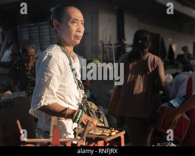 Di mezza età donna balinese presso il principale mercato di Ubud, Bali, Indonesia Foto Stock