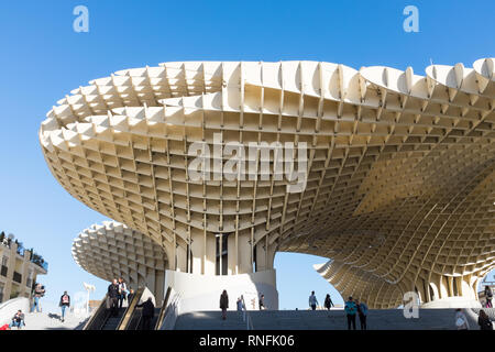 Scale che conducono al Metropol Parasol, una delle più grandi strutture in legno mai costruito nella città spagnola di Siviglia, in Andalusia Foto Stock
