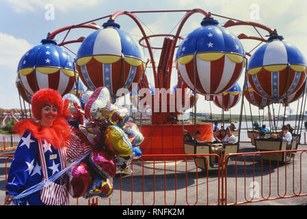 Mason Dixon Flyer balloon ride presso la American Adventure Theme Park, Ilkeston, Derbyshire, Inghilterra, Regno Unito. Circa ottanta Foto Stock