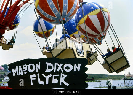 La Mason Dixon Flyer balloon ride presso la American Adventure Theme Park, Ilkeston, Derbyshire, Inghilterra, Regno Unito. Circa ottanta Foto Stock
