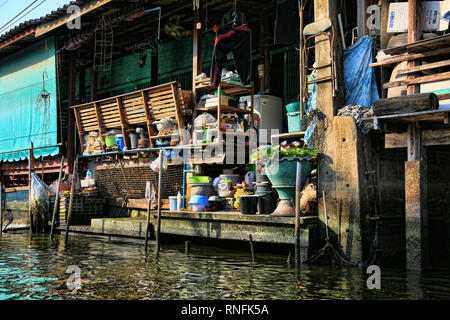 Bangkok in Thailandia - Dicembre 2016: Barche in canale che vendono souvenir per turisti nel Mercato Galleggiante di Damnoen Saduak, Foto Stock