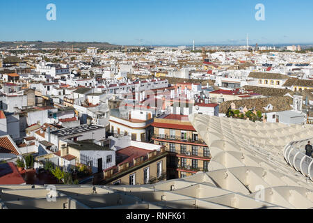Vista dalla passeggiata sul Metropol Parasol, una delle più grandi strutture in legno mai costruito nella città spagnola di Siviglia, in Andalusia Foto Stock