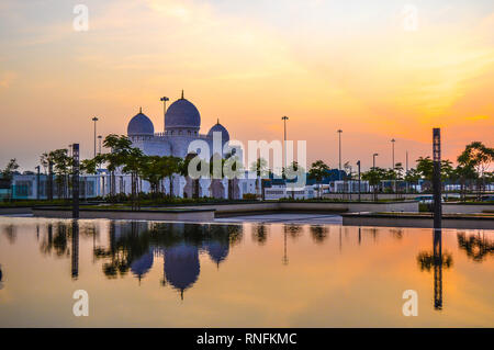 Il grand e la magnifica Moschea Sheikh Zayed di Abu Dhabi negli Emirati Arabi Uniti Foto Stock