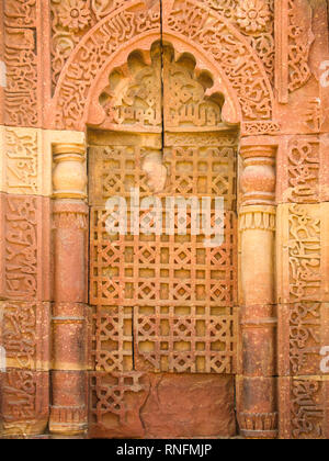 Close up di dettaglio sulla parte esterna di Qutub Minar tower a New Delhi, India, Asia. È una delle principali attrazioni della città capitale. Foto Stock