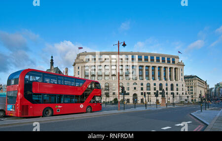 LONDON BLACKFRIARS BRIDGE CITY OF LONDON UNILEVER House e la statua della regina Victoria Foto Stock