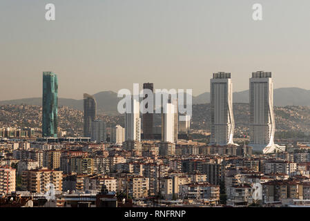 Izmir, Turchia - 12 agosto 2018: Folkart, maestrale e Gee Perla torri vista dalla regione Osmangazi Bornova Izmir in Turchia. Foto Stock