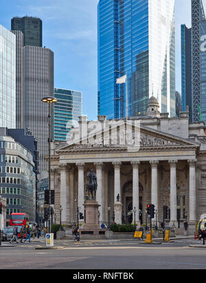 Londra La città di Londra Royal Exchange e la statua equestre del duca di Wellington Foto Stock