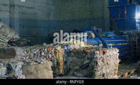 Impianto per la pressatura e il trattamento delle scorie, premendo garbage in balle, attrezzature, Work Shop, riciclaggio Foto Stock