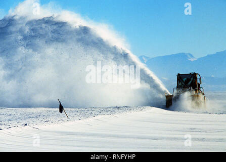 Un Snow Plough cancella la pista durante il funzionamento Deep Freeze '80. Foto Stock