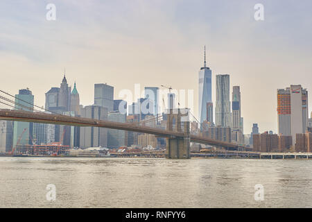 NEW YORK - circa marzo, 2016: Ponte di Brooklyn nelle ore diurne. Il Ponte di Brooklyn è collega i quartieri di Manhattan e Brooklyn dal spanning E Foto Stock