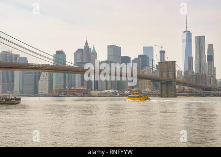 NEW YORK - circa marzo, 2016: Ponte di Brooklyn nelle ore diurne. Il Ponte di Brooklyn è collega i quartieri di Manhattan e Brooklyn dal spanning E Foto Stock