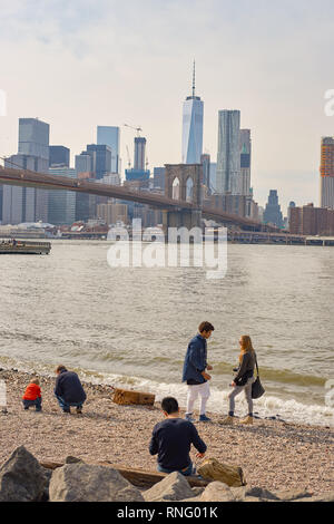 NEW YORK - circa marzo, 2016: Ponte di Brooklyn nelle ore diurne. Il Ponte di Brooklyn è collega i quartieri di Manhattan e Brooklyn dal spanning E Foto Stock