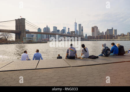 NEW YORK - circa marzo, 2016: Ponte di Brooklyn nelle ore diurne. Il Ponte di Brooklyn è collega i quartieri di Manhattan e Brooklyn dal spanning E Foto Stock