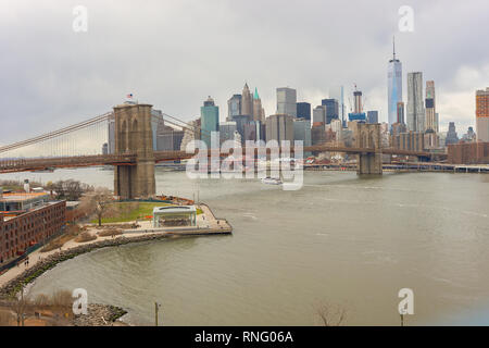 NEW YORK - circa marzo, 2016: Ponte di Brooklyn nelle ore diurne. Il Ponte di Brooklyn è collega i quartieri di Manhattan e Brooklyn dal spanning E Foto Stock