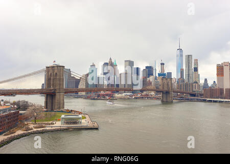 NEW YORK - circa marzo, 2016: Ponte di Brooklyn nelle ore diurne. Il Ponte di Brooklyn è collega i quartieri di Manhattan e Brooklyn dal spanning E Foto Stock