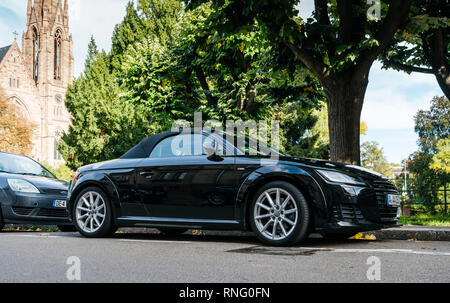 Strasburgo, Francia - Ott 1, 2017: vista laterale frontale del lusso nuovo nero sport Audi TT sport corsa auto parcheggiata su una strada a Strasburgo Foto Stock