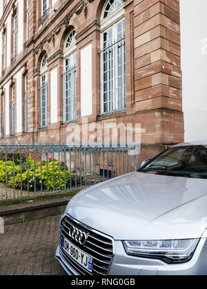 Strasburgo, Francia - Ott 1, 2017: vista anteriore del lusso argento Audi A8 veicolo parcheggiato in un superiore-quartiere di classe a Strasburgo, in Francia al posto Broglie vicino municipio Foto Stock