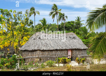 Tradizionale casa Kanak sull isola Ouvea, Isole della Lealtà, Nuova Caledonia. Kanak sono i melanesiani indigeni abitanti della Nuova Caledonia. Foto Stock