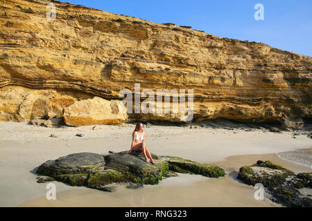 Giovane donna in bikini udienza presso La Mina spiaggia in Paracas riserva nazionale, Perù. Scopo principale della Riserva è di proteggere ecosistema marino e histo Foto Stock