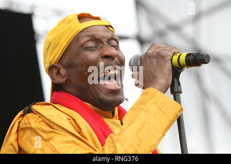 Il giamaicano reggae cantante, musicista e attore, Jimmy Cliff è mostrato esibirsi sul palco durante 'live' aspetto di concerto. Foto Stock
