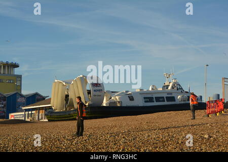 Isola di Wight hovercraft lasciando Portsmouth per una serata corrono attraverso il solant Foto Stock