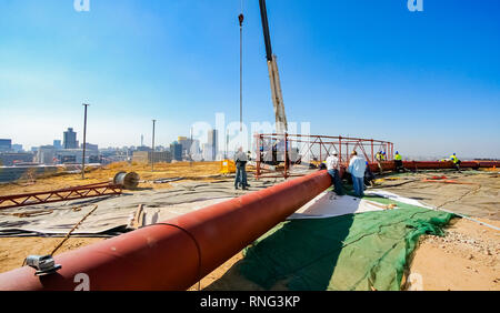 Johannesburg, Sud Africa - 09 Giugno 2010: il lavoratore edile su un sito di costruzione Foto Stock