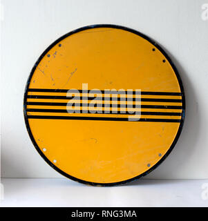 Cartello stradale fine dei divieti di costruzione, metallo nero e giallo Foto Stock