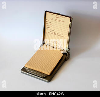 Rubrica telefonica vintage, ricerca numeri. Metallo, prodotto negli Stati  Uniti Foto stock - Alamy