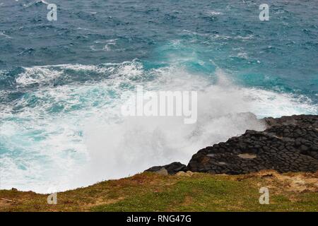 Onde che si infrangono contro le rocce della costa sud dell'Australia Foto Stock