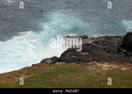 Violente onde che si infrangono sulla South Australian coast Foto Stock