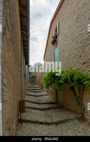 Lautrec , Tarn, Francia; Giugno 2015: vista di una delle strade del centro storico del borgo medievale di Lautrec Foto Stock