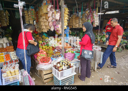 Ranau Sabah Malaysia - Sep 10, 2016 : persone ad acquistare prodotti locali di articoli a Kundasang mercato. È Kudasang highland popolare destinazione turistica. Foto Stock