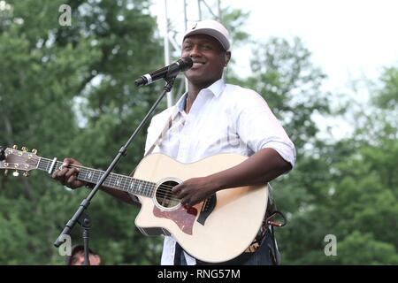 Cantante, compositore e vincitore della voce, Javier Colon è mostrato esibirsi sul palco durante un 'live' aspetto di concerto. Foto Stock