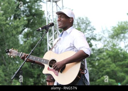 Cantante, compositore e vincitore della voce, Javier Colon è mostrato esibirsi sul palco durante un 'live' aspetto di concerto. Foto Stock