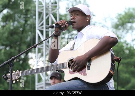 Cantante, compositore e vincitore della voce, Javier Colon è mostrato esibirsi sul palco durante un 'live' aspetto di concerto. Foto Stock