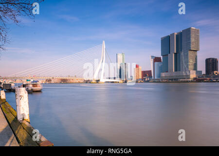 ROTTERDAM, Paesi Bassi - 17 Febbraio 2019: Il Erasmusbrug sul fiume Mosa è parte di Rotterdam. Foto Stock