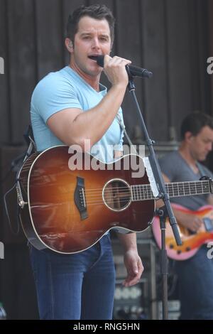 Musica Country cantante Easton Corbin è mostrato esibirsi sul palco durante un 'live' aspetto di concerto. Foto Stock