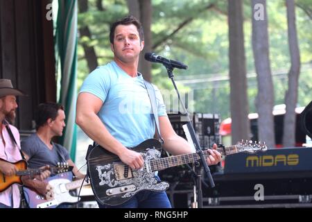 Musica Country cantante Easton Corbin è mostrato esibirsi sul palco durante un 'live' aspetto di concerto. Foto Stock