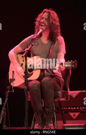 Musicin Chris Cornell è indicato di eseguire sul palco durante il solista concerto acustico aspetto. Foto Stock